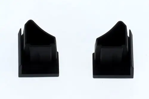 Zwei schwarze Gummistopfen in rechteckiger Form, die zum Schutz oder Verschließen von Anschlüssen dienen. Hersteller ist Bosch.